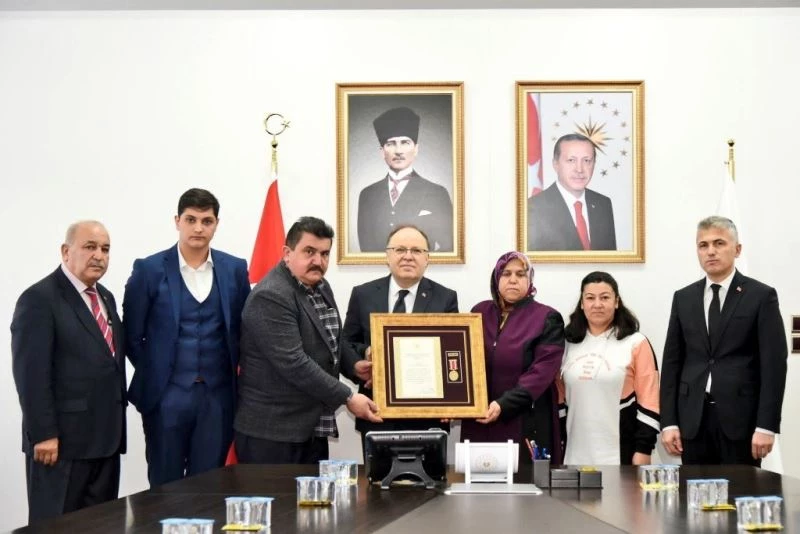 Şehidin ailesine dövlet övünç madalyası ve beratı takdim edildi
