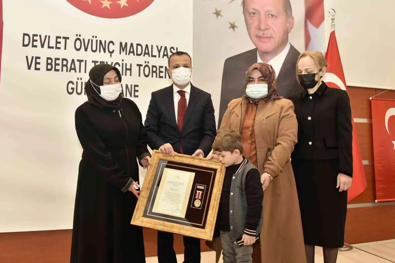 Gümüşhane’de şehit ailesine Devlet Övünç Madalyası tevcih töreninde gözyaşları sel oldu

