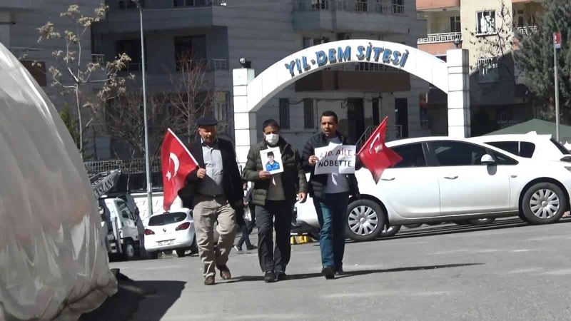 HDP önündeki ailelerin direnişine bir aile daha katıldı
