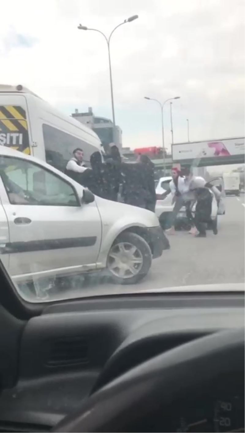 Maltepe’de yol verme kavgasında tekmeler yumruklar havada uçuştu
