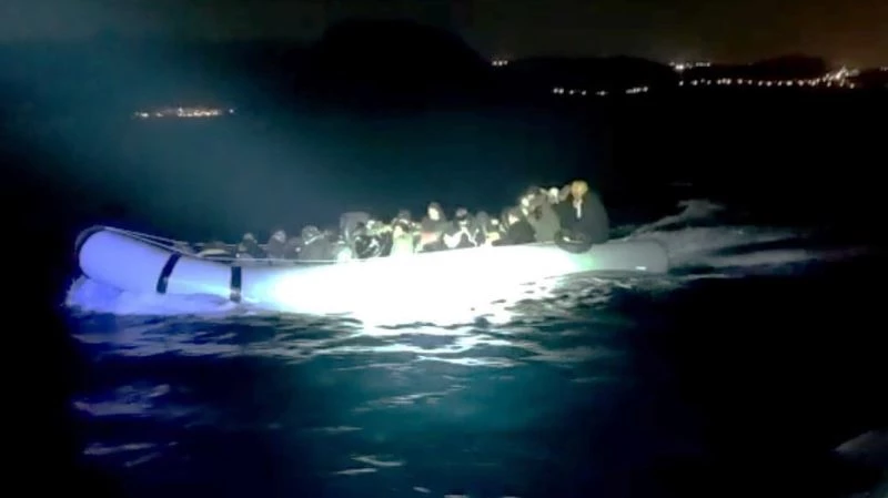 Bir lastik botta 32 düzensiz göçmen yakalandı
