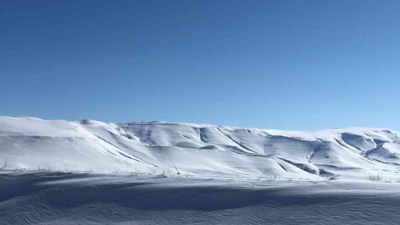 Kars’ta beyaza bürünen dağlar kartpostallık görüntüler oluşturdu
