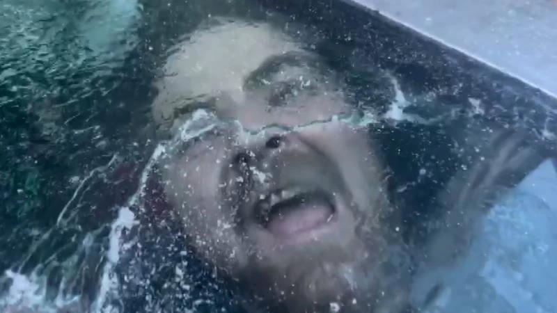 Erzurumlu tiyatro oyuncularının soğukla imtihanı kahkahaya boğdu
