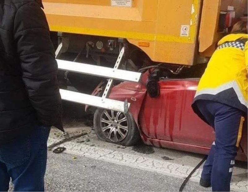 İzmir’de korkunç kaza: Emniyet şeridindeki tıra ok gibi saplandı
