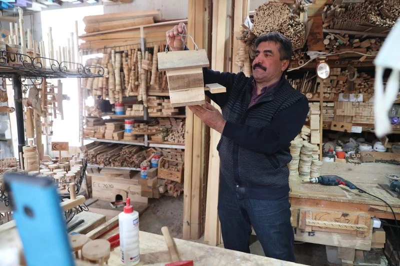 Denizlili iş adamı ahşaptan yaptığı 160 kuş yuvasını belediyeye bağışladı
