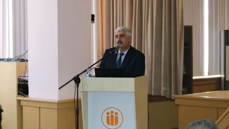 Dekan Erdem: “Akif, toplumu yönlendiren bir aydındır”
