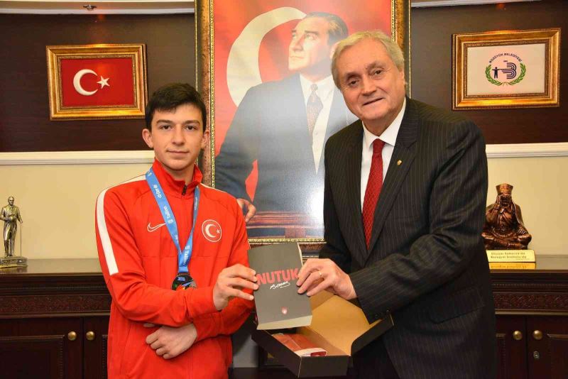 Şampiyon Taekwondocu Alper Tuncay’ı ödüllendirdi
