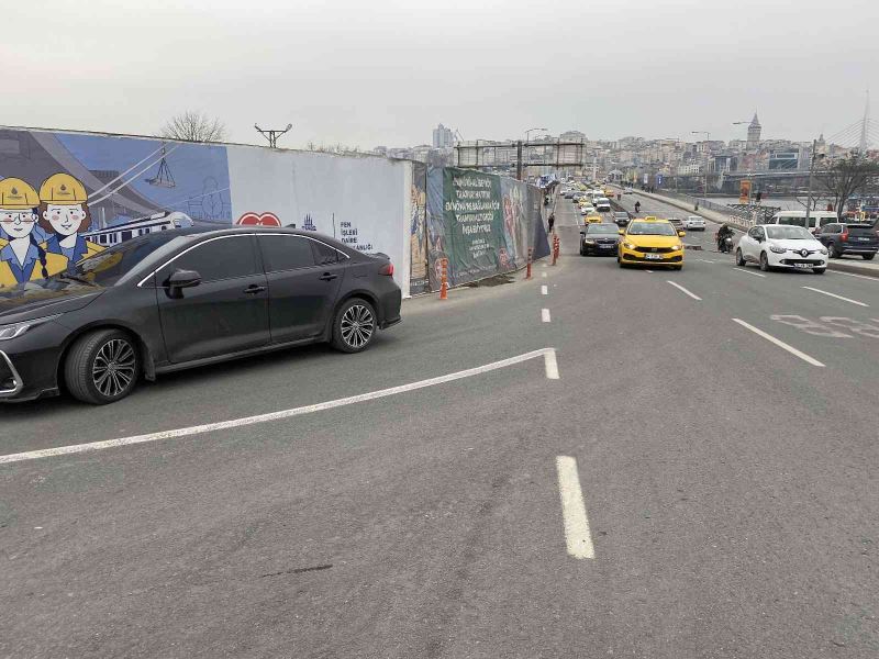 Unkapanı’ndaki tramvay alt geçit çalışması yayaları tehlikeye atıyor
