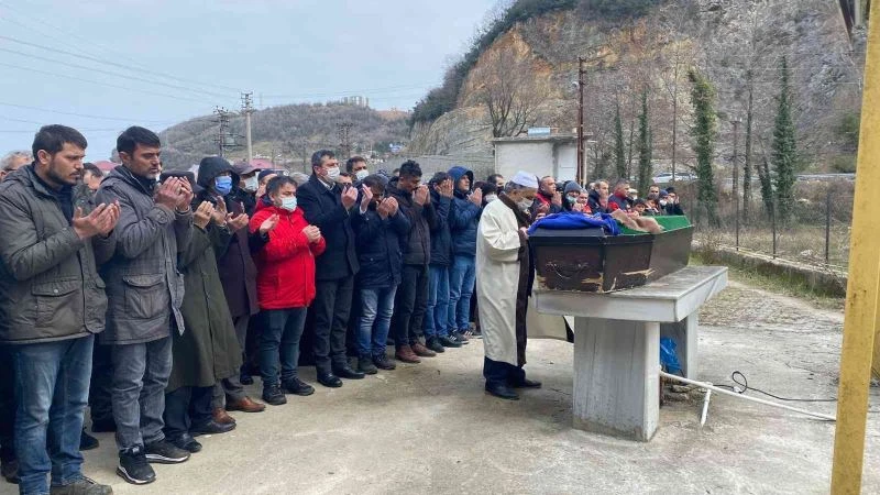İtfaiye grup amirinin en acı görevi, yangında ölen annesini toprağa verdi
