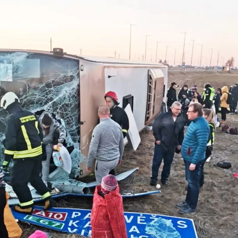 Ukraynalı mültecileri taşıyan otobüs Litvanya’da devrildi: 12 yaralı
