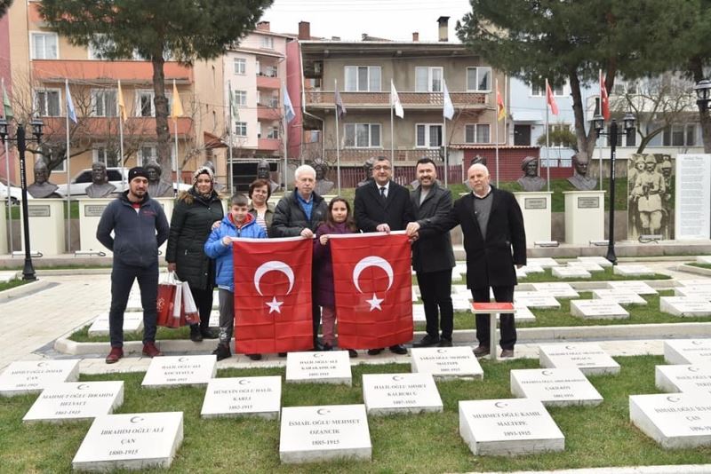 Şehitlikte taşları kardan temizleyen çocuklar: “Şehitlerimizin ismi hep okunsun, silinmesin istedik”
