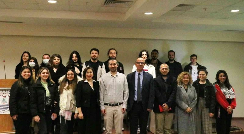 İşadamları deneyimlerini Üniversiteli gençlerle paylaşıyor
