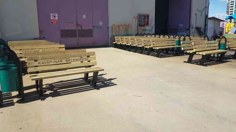 Kayapınar Belediyesinden okullara bank ve çöp kovası desteği
