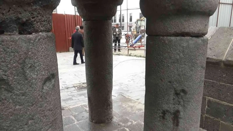 Teröristlerin ayağından tahrip ettiği Dört Ayaklı Minare ve çevresi 7 yıl sonra yaya geçişine açıldı
