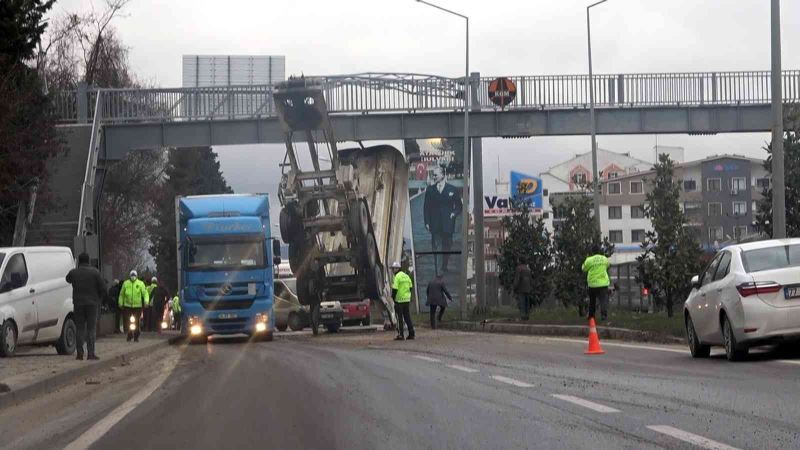 Damperi açılan kamyon önce üst geçit ve banka aracına çarptı
