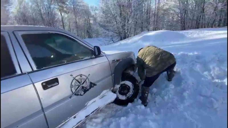 Ulus Dağı’nda mahsur kaldı, off-roadçılar karları aşıp yardıma koştu
