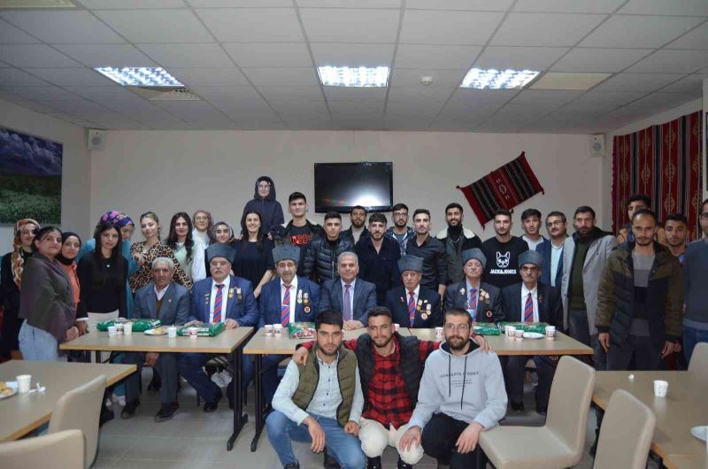 Kıbrıs gazileri üniversite öğrencileriyle anılarını paylaştı
