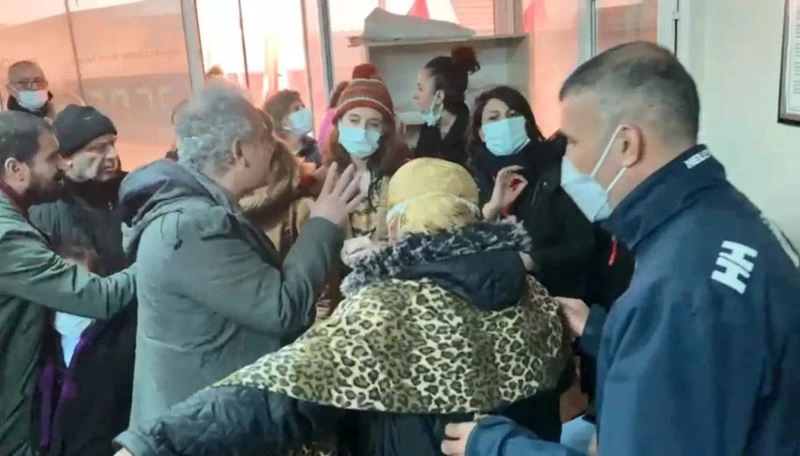 Tacizle suçlanan CHP ilçe başkanının toplantısında arbede
