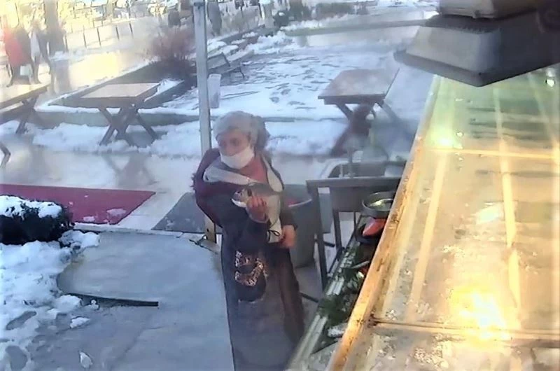 Kadıköy’de şalvarlı hırsızlar balık tezgâhını boşalttı
