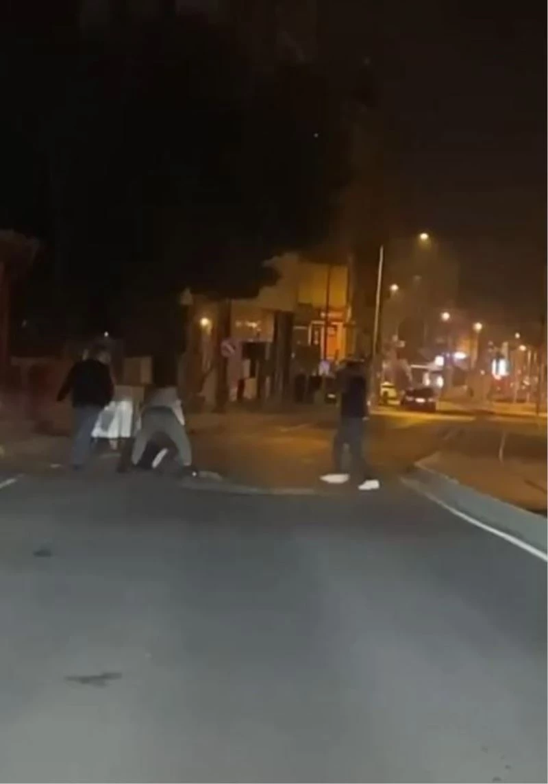 Sokakta yere yatırdıkları adamı tekme tokat dövdüler
