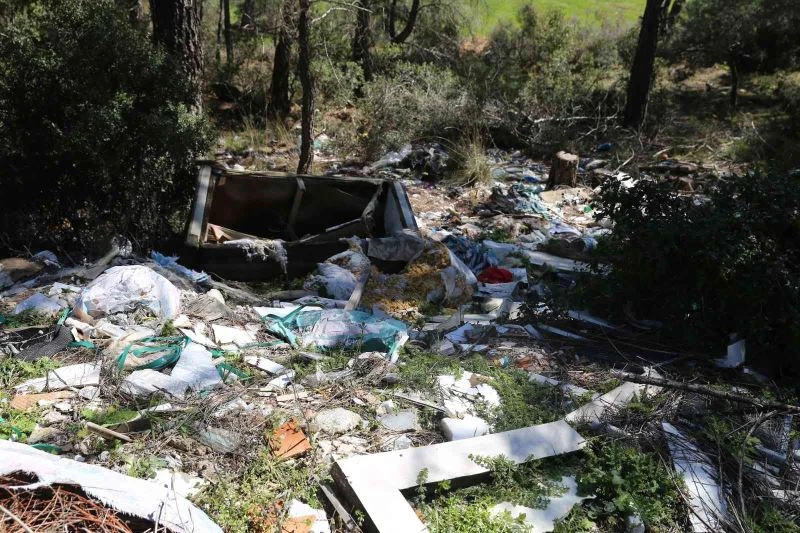 Yatağan’da ormanlık alanlara çöp bırakanlara tepki gösterdiler
