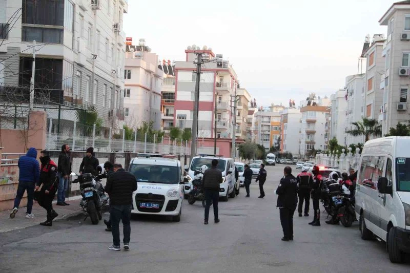 Balkondaki silahlı şahıs polisi alarma geçirdi
