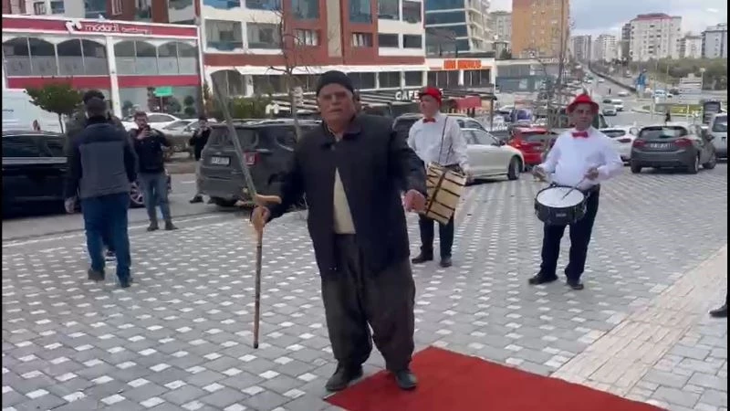 Müziğin ritmine dayanamayıp oynamaya başladı
