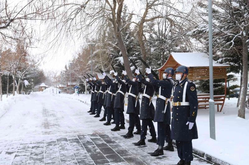 Rektör Aktekin: Çanakkale Deniz Zaferi’nin yıl dönümü programına katıldı
