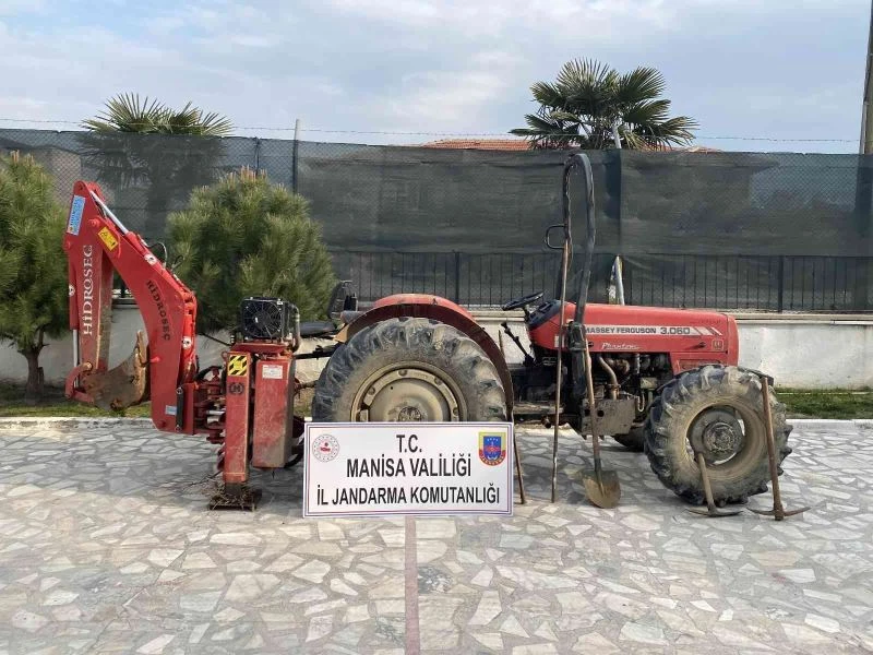 Kepçeyle kaçak kazı yaparken jandarmaya yakalandılar
