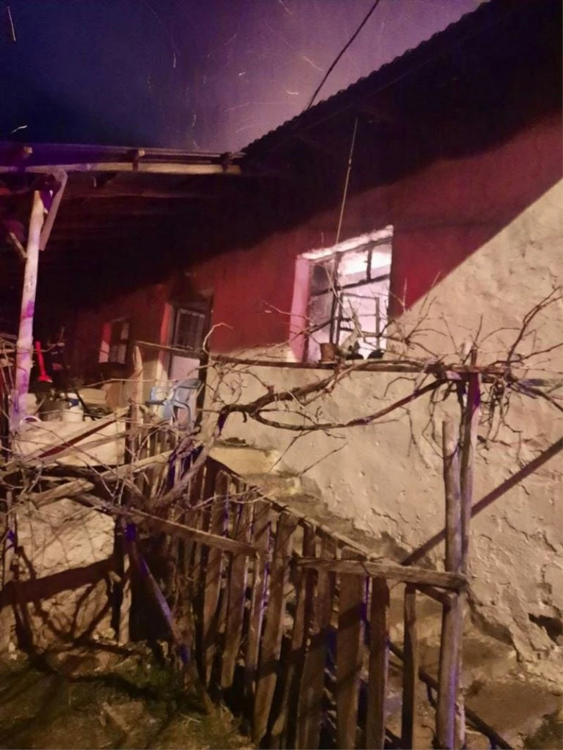 Eşme’de çıkan ev yangınında yaşlı adam hayatını kaybetti
