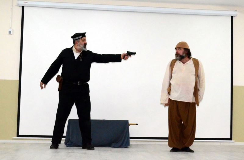 Tercan’da “Ya İstiklal Ya İzmihlal” adlı tiyatro oyunu sahnelendi
