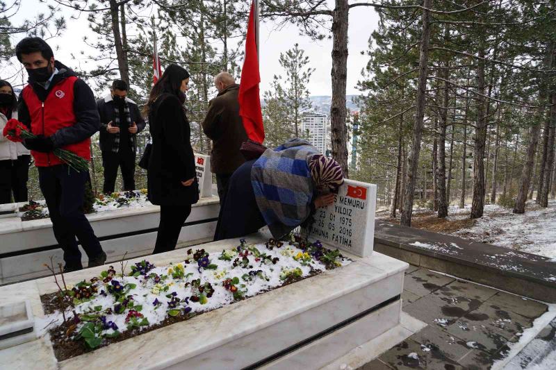 Şehit annesi, mezar taşındaki oğlunun fotoğrafını öpüp sevdi
