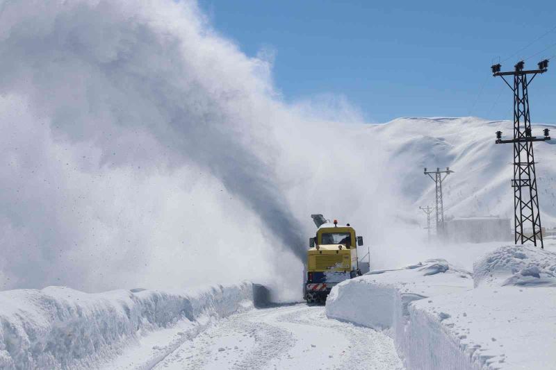 Bitlis’te karla mücadelede 1 milyon litre yakıt harcandı
