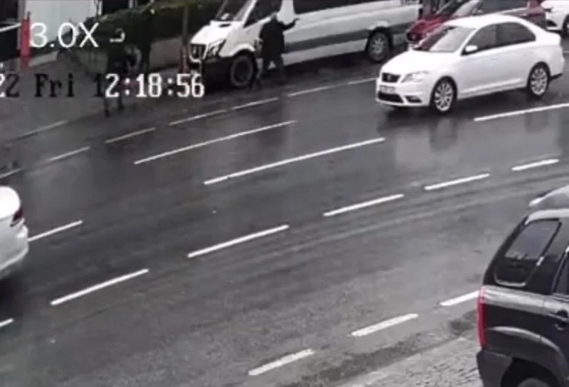 Üsküdar’da emekli polis, 700 bin TL’sini çalan gaspçılara sokakta kurşun yağdırdı
