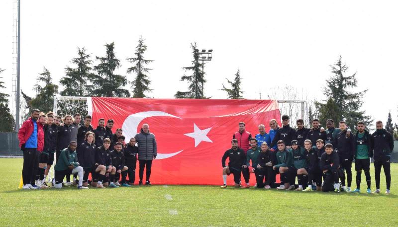 Denizlispor idman öncesi Türk bayrağı açarak şehitleri andı

