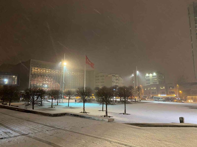 İstiklal Caddesi ve Taksim’de kar yağışı etkili oldu

