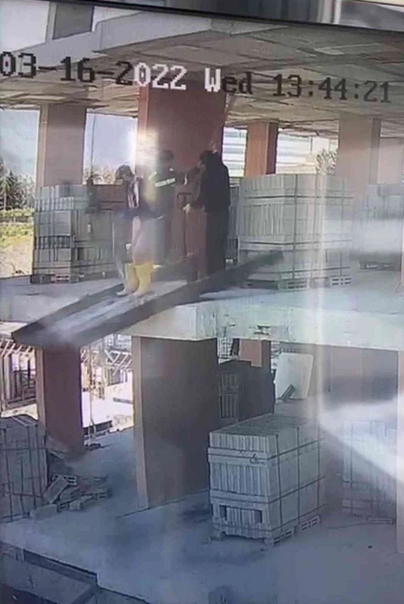 Dikkatiz işçi, inşaatın ikinci katından bastığı kalasla birlikte aşağı düştü
