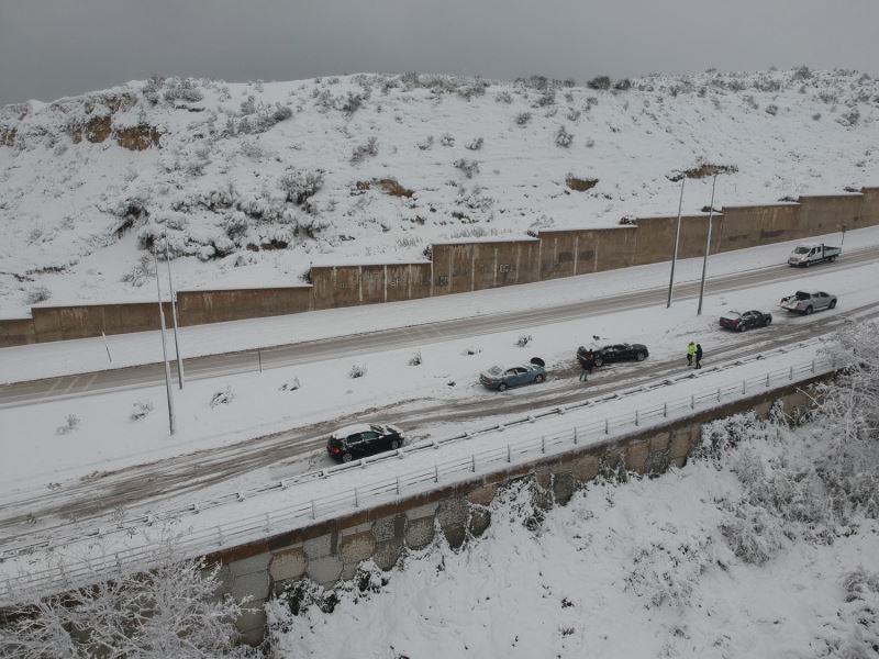 Sinop’taki kar yağışı trafiği olumsuz etkiledi
