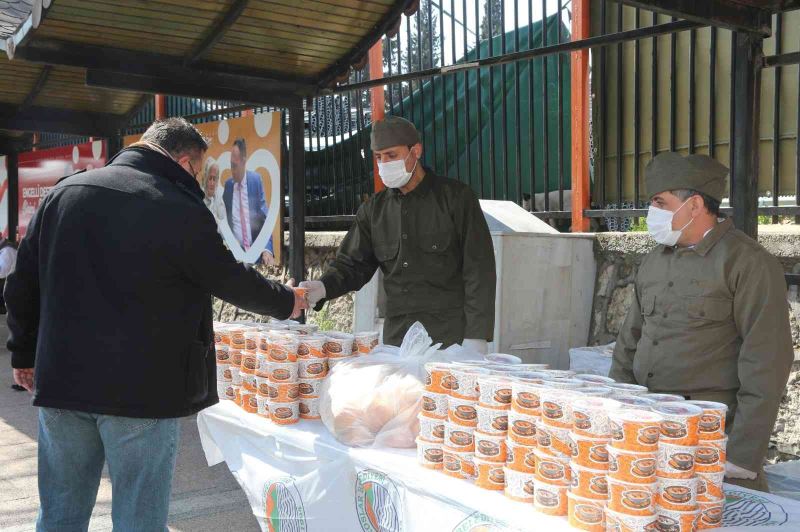 Toroslar Belediyesi, vatandaşa ‘Çanakkale menüsü’ dağıttı
