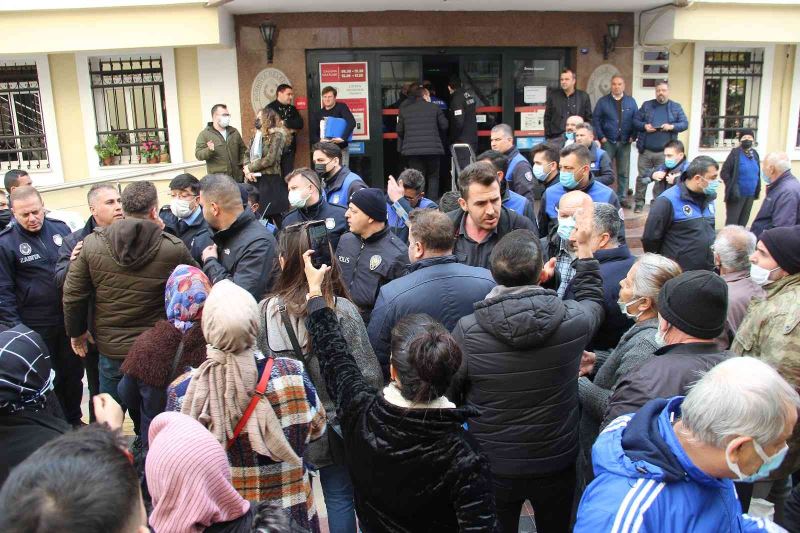 Bornova Belediyesi önünde zabıta ile vatandaş arasında gerginlik
