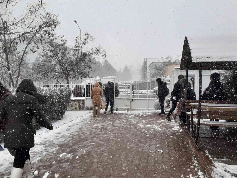 Arguvan’da gençlerin kar sevinci
