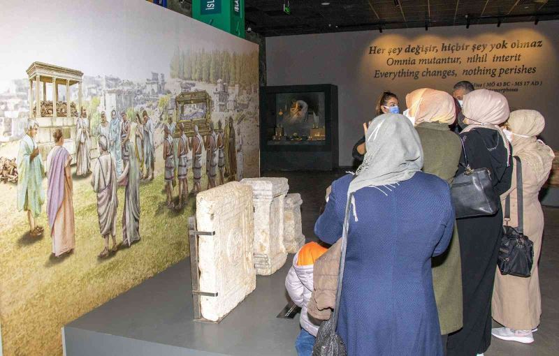 Göçmen ve ev sahibi topluluktan katılımcılar, Mersin Arkeoloji Müzesini gezdi.