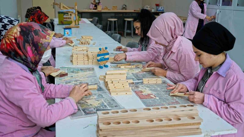 Ahşap hediyelik eşya atölyesinde yeni dönem başladı
