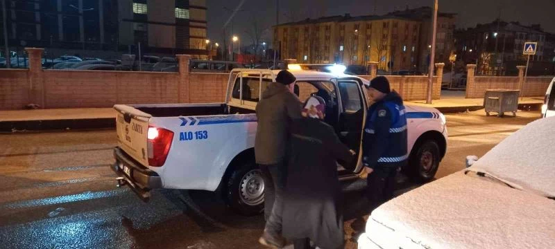 Zabıta ekipleri yolda kalan vatandaşlara yardım elini uzatıyor
