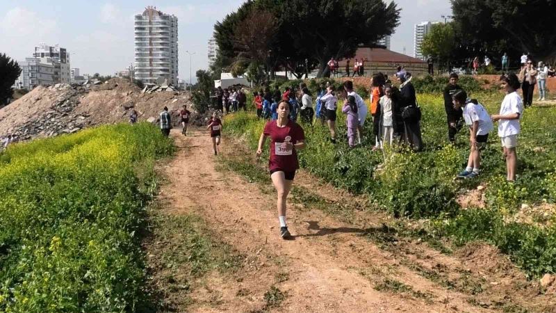 Kır Çiçekleri’nden 7 sporcu, ‘Mersin Atletizm İl Karması’na katılma hakkı kazandı
