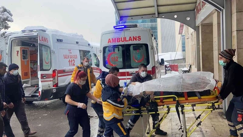 Çatıdaki karları temizlerken canından oluyordu
