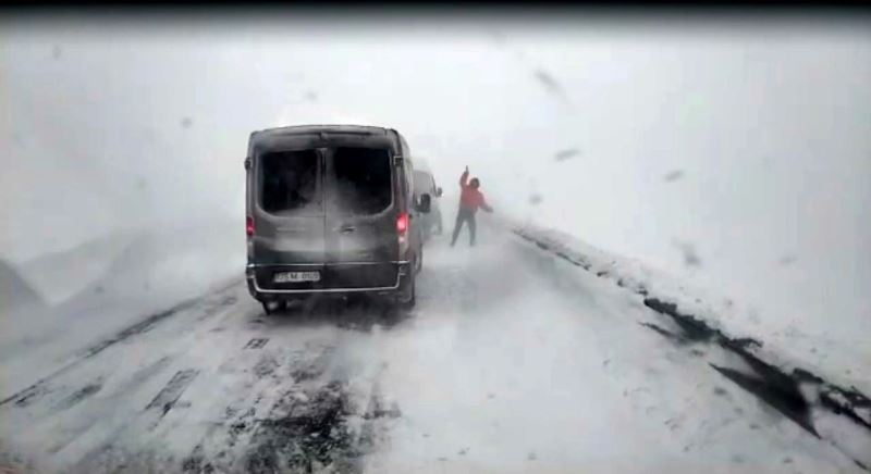 Kar ve tipiden kapanan Sahara Geçidi’nde araçlar mahsur kaldı
