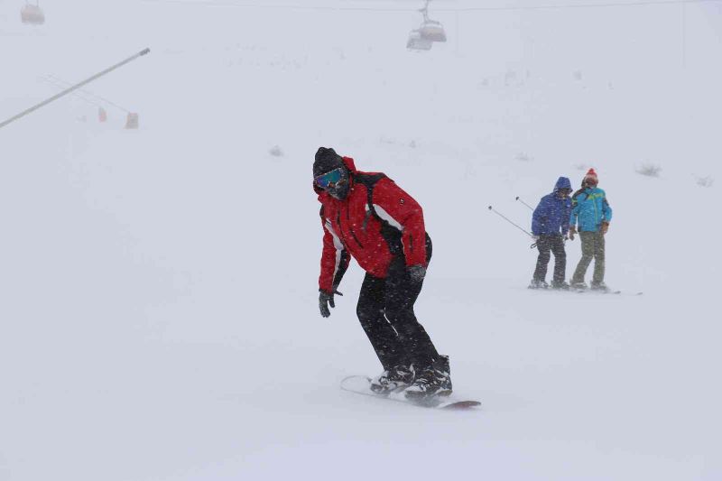 Mart’ta kar kalınlığı 145 santimetre oldu, kayak severler oraya koştu
