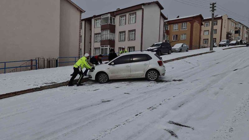 Karabük’te buzlanan yollar sürücülere zor anlar yaşattı
