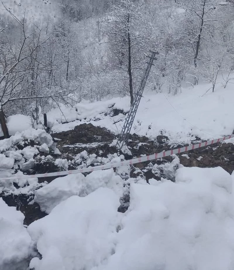 Ordu’da yaşanan heyelanda elektrik direğinin yıkılma anı kamerada
